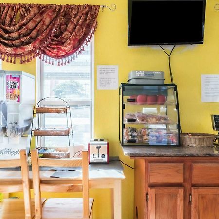 Rodeway Inn University Остин Екстериор снимка