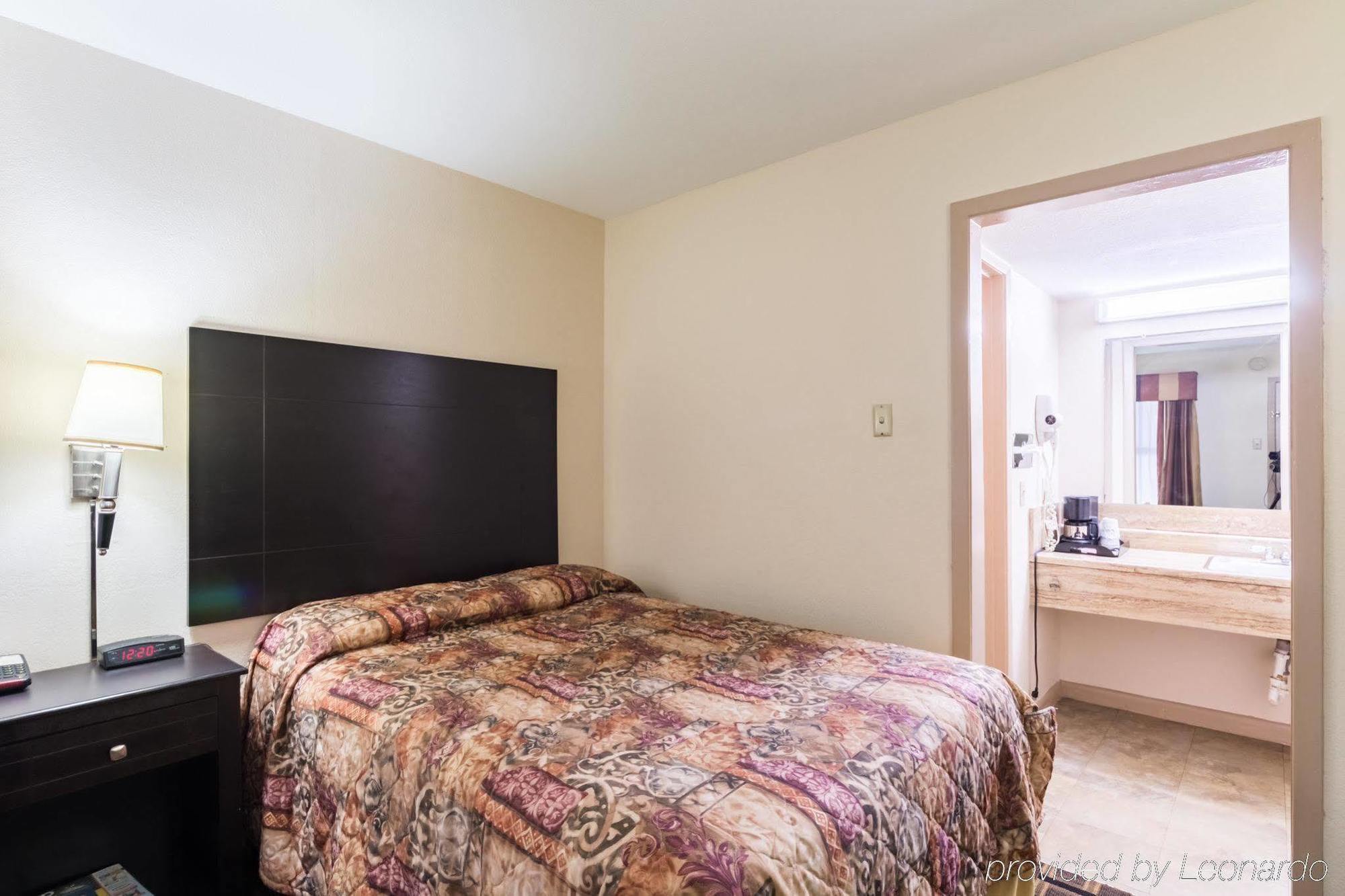 Rodeway Inn University Остин Екстериор снимка