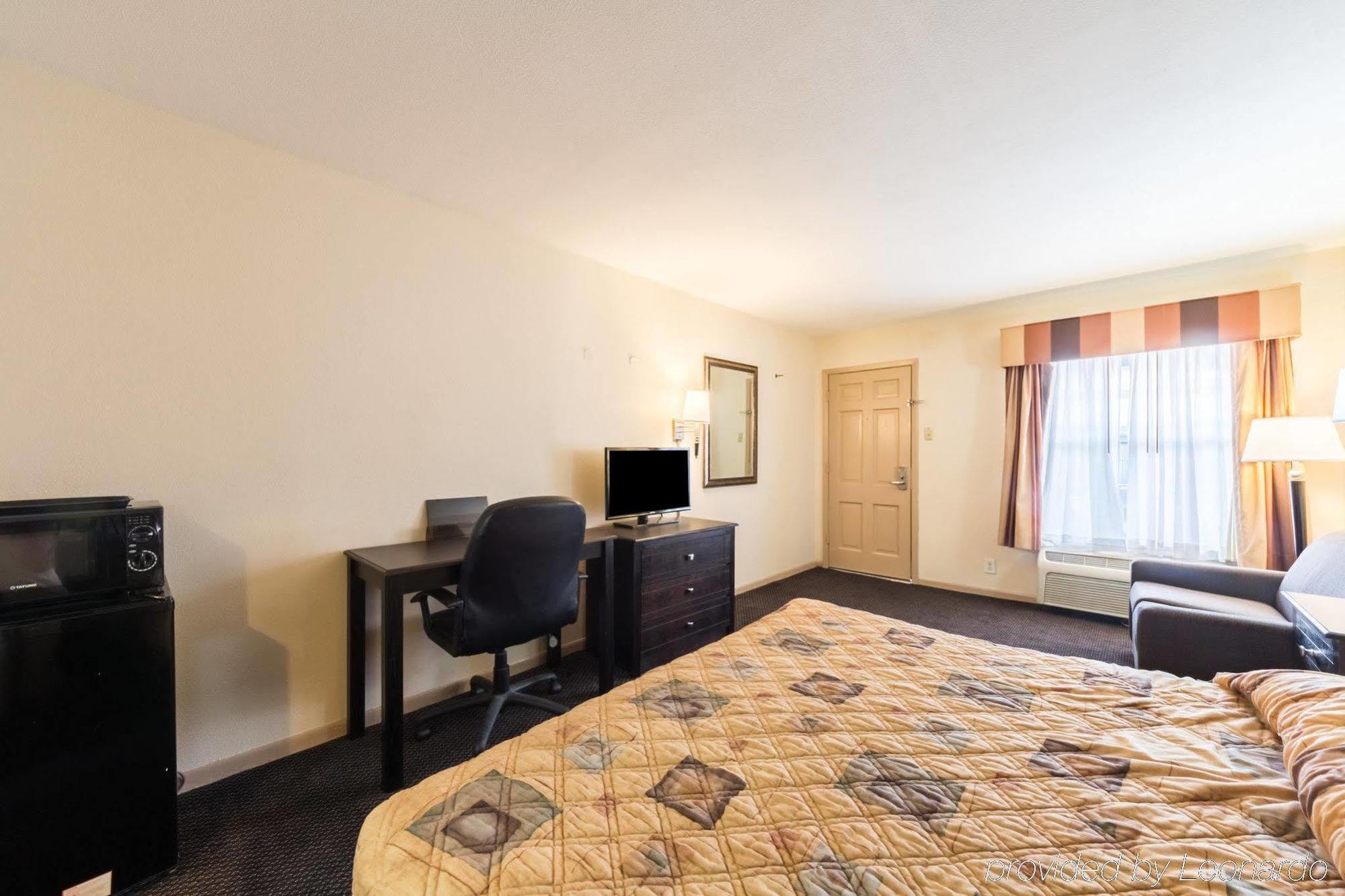 Rodeway Inn University Остин Екстериор снимка